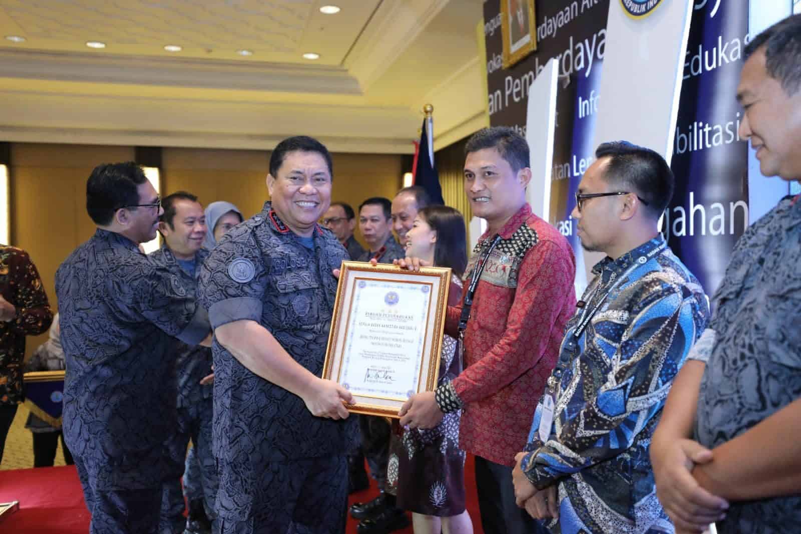 BNN KAB. SERDANG BEDAGAI MENERIMA PENGHARGAAN PADA RAKERNIS BNN BNN KAB. SERDANG BEDAGAI MENERIMA PENGHARGAAN PADA RAKERNIS BNN